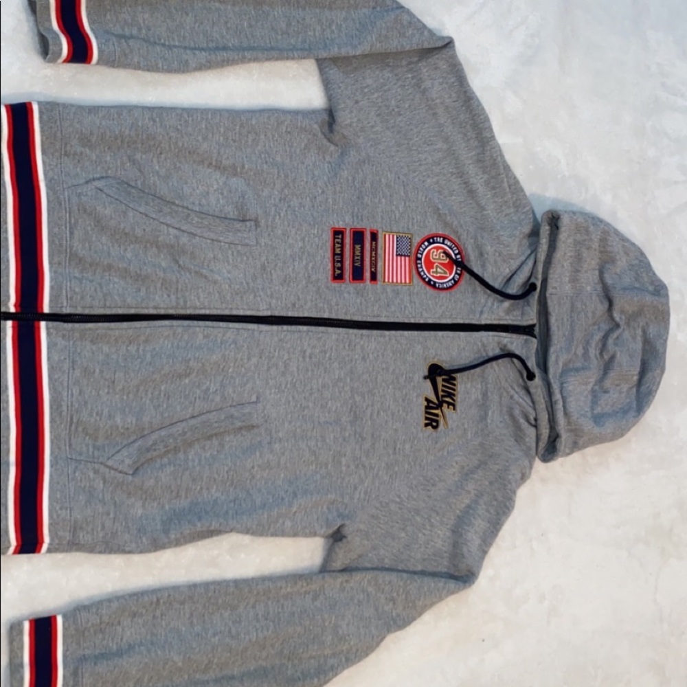 small nike zip up hoodie